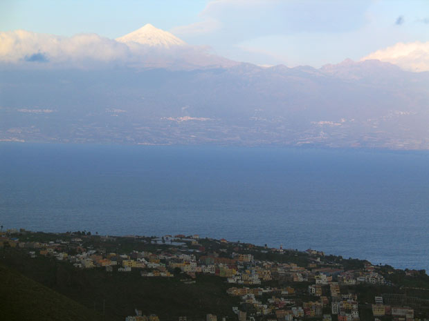 blick über san sebastian auf teneriffa und den teide